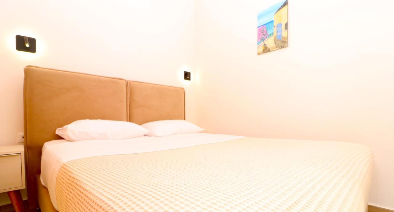 Fegi Rooms Himare Esterno foto