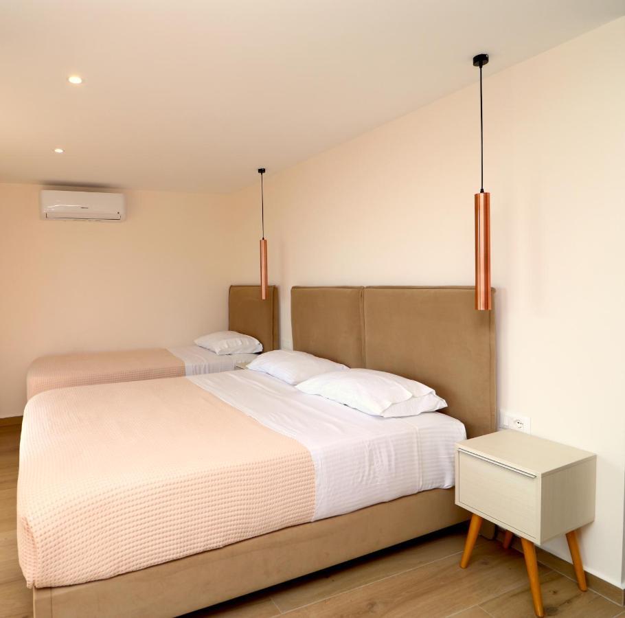 Fegi Rooms Himare Esterno foto