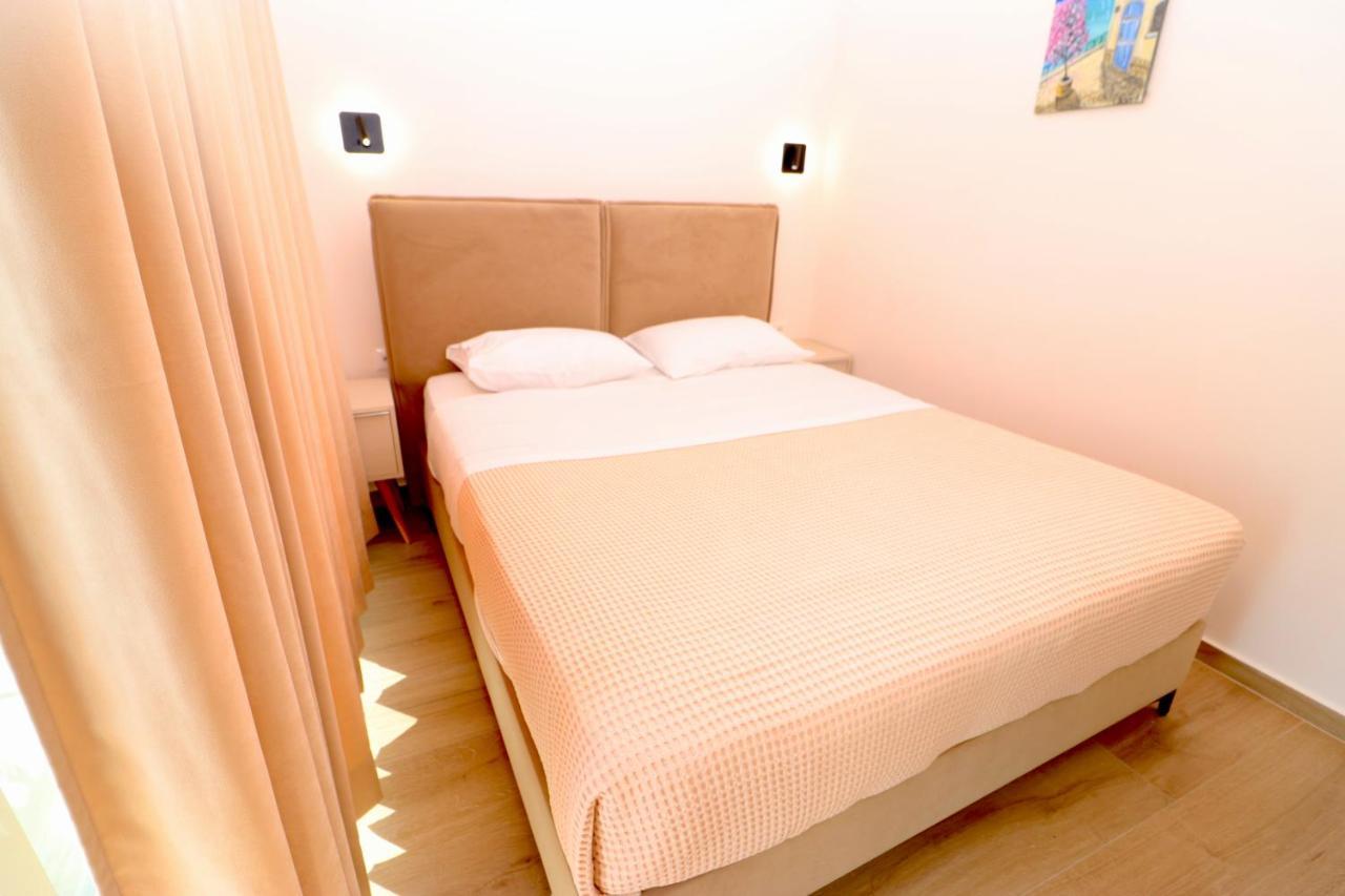 Fegi Rooms Himare Esterno foto