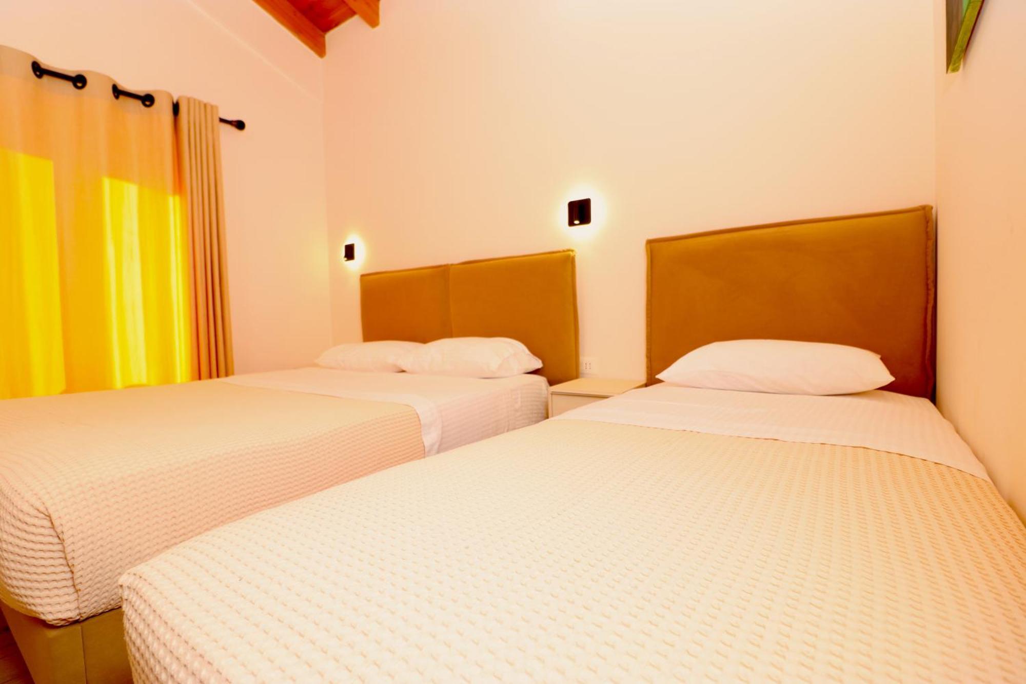 Fegi Rooms Himare Esterno foto