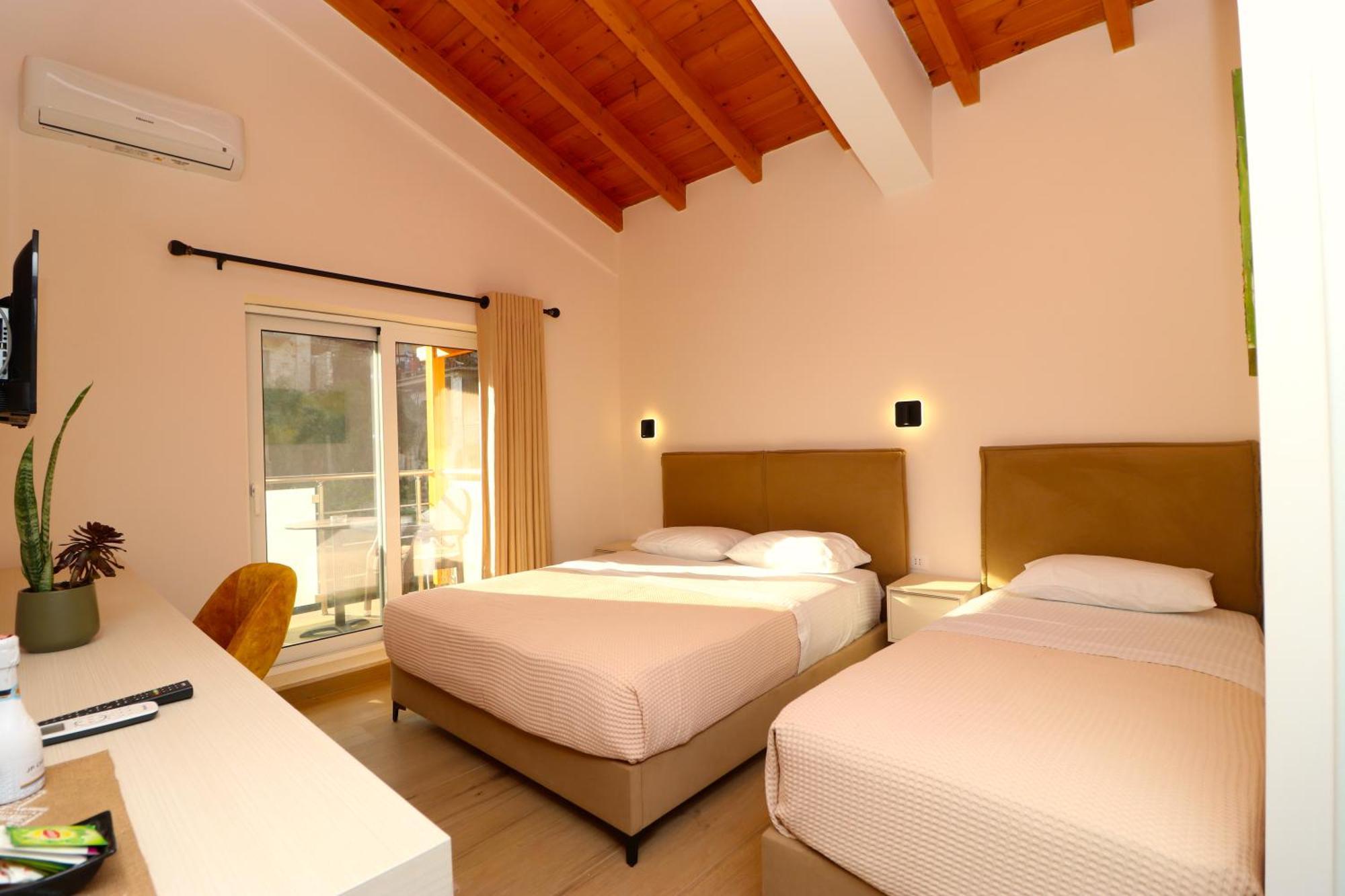 Fegi Rooms Himare Esterno foto