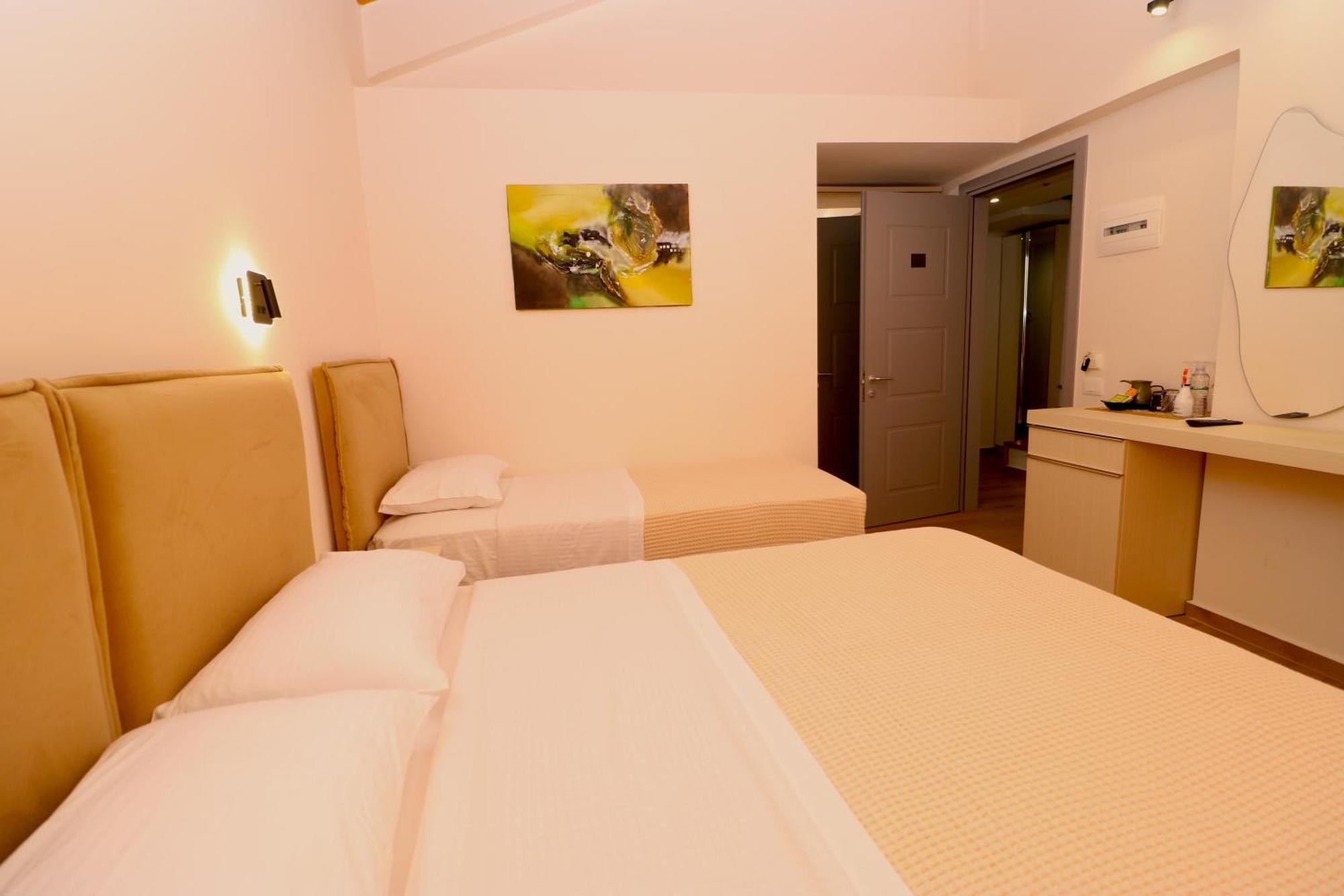 Fegi Rooms Himare Esterno foto