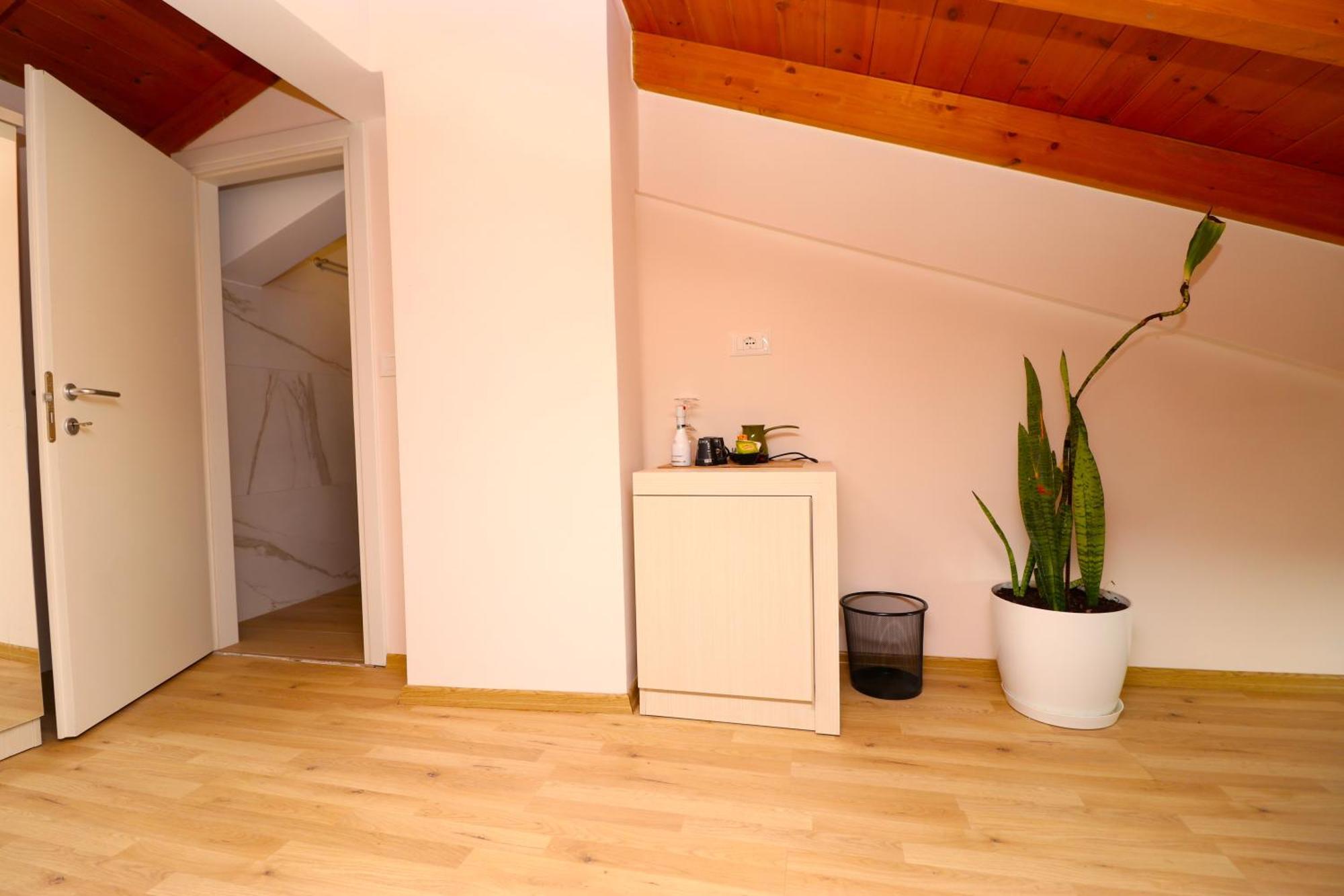 Fegi Rooms Himare Esterno foto