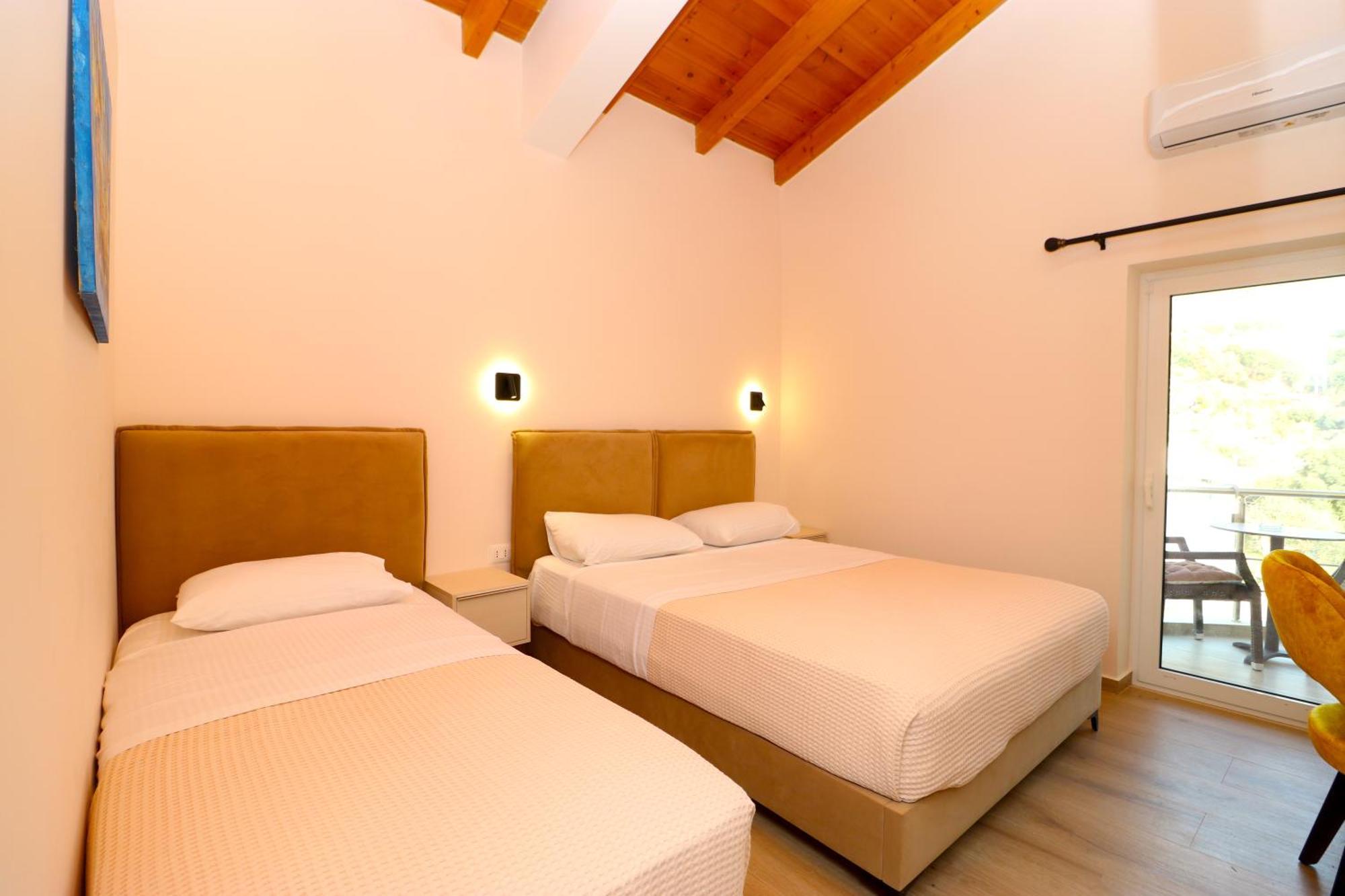 Fegi Rooms Himare Esterno foto