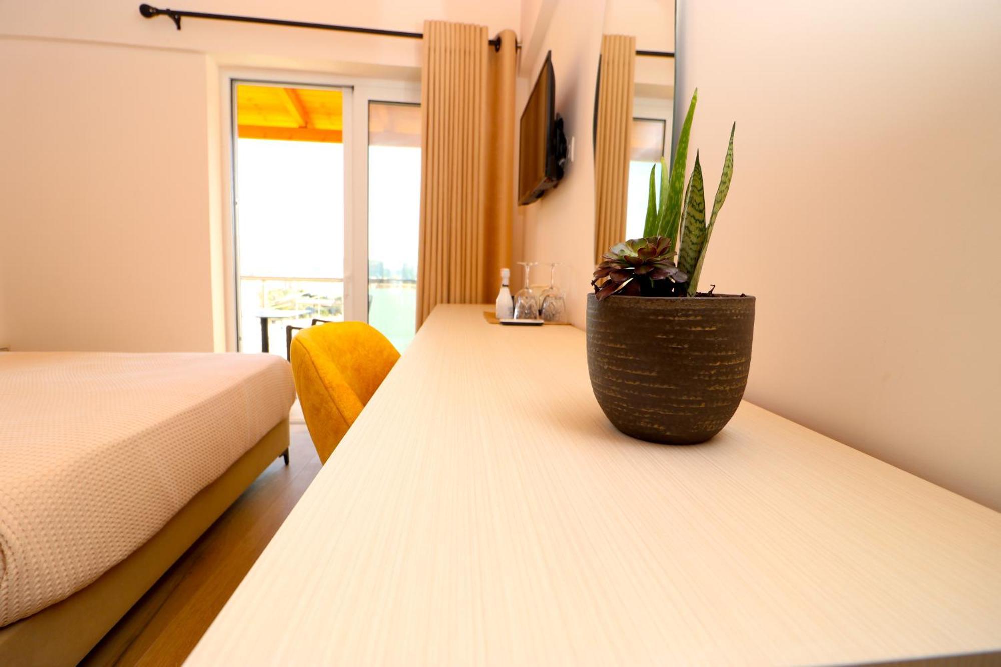 Fegi Rooms Himare Esterno foto